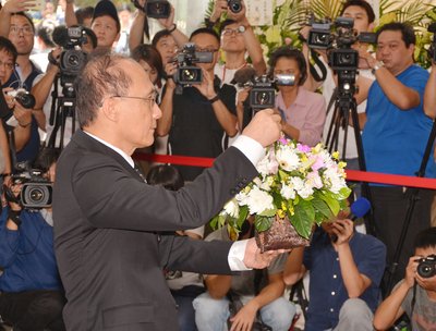 Thủ tướng Lâm Toàn mặc niệm nạn nhân Trung Quốc trong vụ xe du lịch bốc cháy và đến nhà tang lễ dâng hương