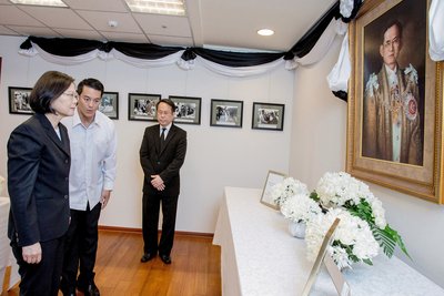 Vua Thái Lan qua đời, tổng thống Thái Anh Văn đến Văn phòng kinh tế thương mại Thái Lan gởi lời chia buồn