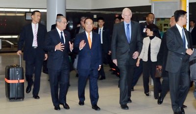 Chủ tịch hiệp hội Mỹ tại Đài loan đón đoàn đại biểu tham dự hội nghị Apec do ông Tống Sở Du dẫn đầu tại New York