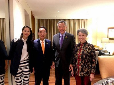 Đặc sứ Tống Sở Du gặp gỡ Thủ tướng Singapore Lý Hiển Long bên lề Hội nghị APEC