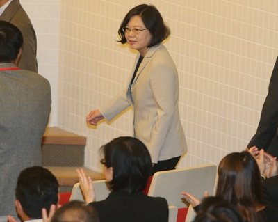 Đi dự hội nghị khoa học công nghệ toàn quốc. Tổng thống : Tăng ngân sách nghiên cứu cơ bản
