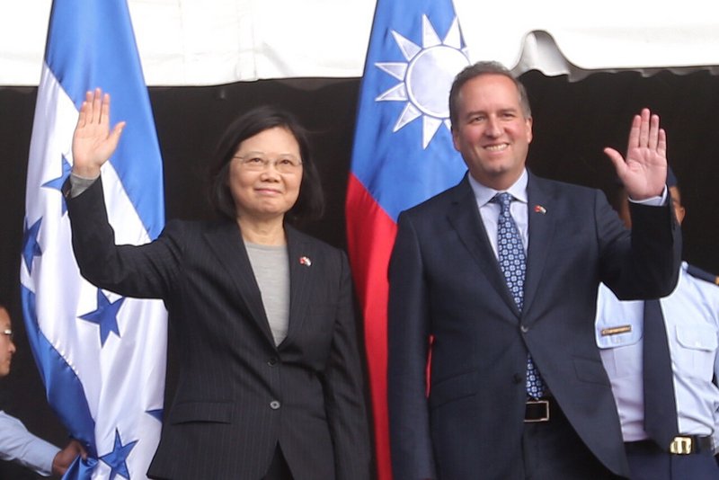 Tổng thống Thái Anh Văn đến Honduras lúc trời đang mưa, điều này tiêu biểu mối quan hệ hai bên càng tốt đẹp hơn