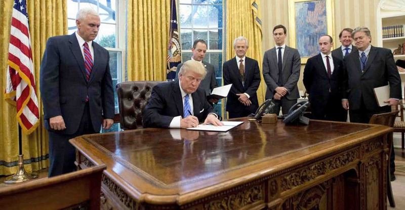 Tổng thống Donald Trump ký sắc lệnh  Mỹ chính thức rút khỏi TPP