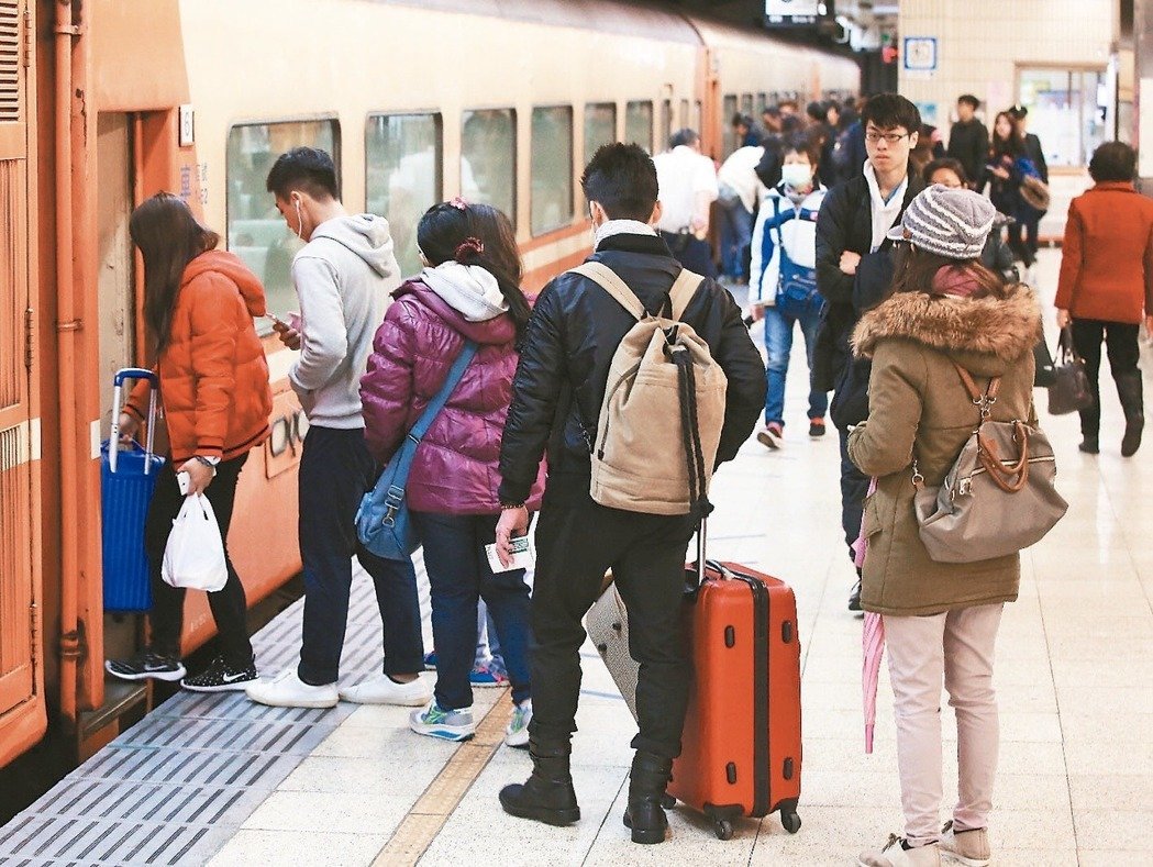 Công ty đường sắt Đài Loan dự tính trong ngày 30 Tết, sẽ có khoảng 650 ngàn lượt người đáp tàu về nhà đón Tết, bảo đảm xe chạy đ