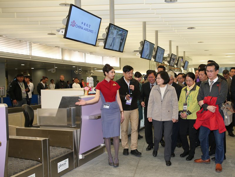 Thử nghiệm tuyến xe điện Metro đến sân bay Đào Viên, tổng thống Thái Anh Văn không ngớt lời tán thưởng