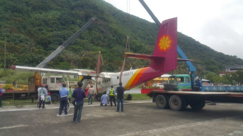 Tiến hành điều tra nguyên nhân máy bay của hãng Daily Air Corporation đụng vào hàng rào chắn