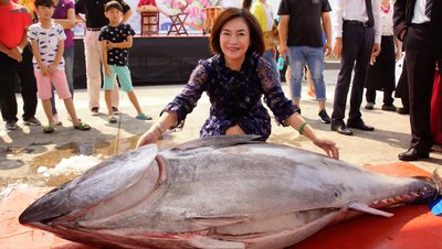 Con cá ngừ đại dương đầu tiên được bán với giá hơn 1 triệu 100 ngàn.