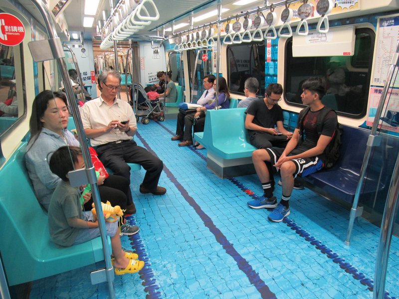 Xe điện Metro được trang trí hinh ảnh tuyên truyền cho Thế vận hội sinh viên quốc tế Đài Bắc