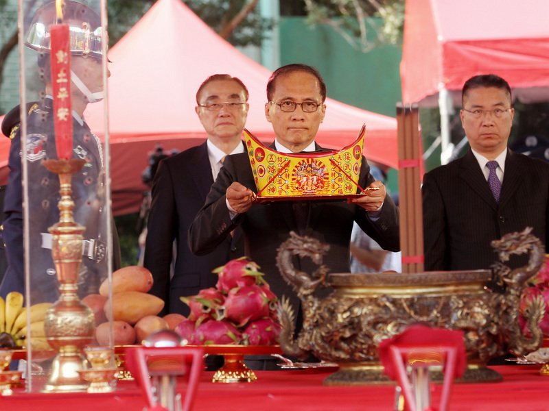 Thủ tướng LâmToàn: Xây dựng lại nơi ở của quân nhân để thu hút lớp trẻ.