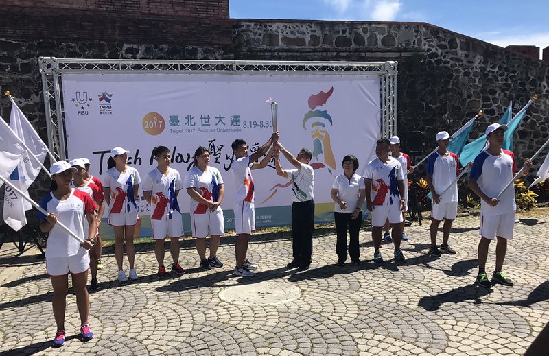 Ngọn đuốc thiêng của thế vận hội sinh viên Taipei 2017 đã truyền tới Bình Đông, được rước đi vòng quanh cửa thành cổ Hằng Xuân