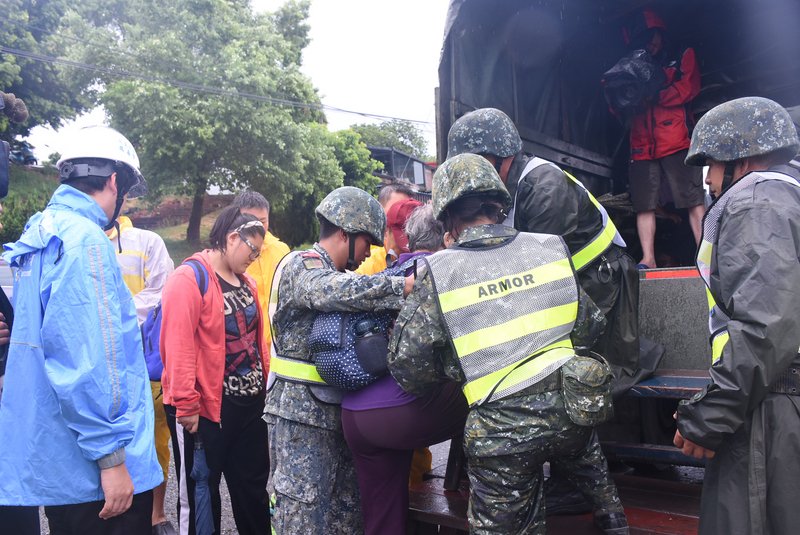 Bộ trưởng Phùng Thế Khoan thị sát Trung tâm ứng biến tai hại, yêu cầu xem trọng an toàn của  binh sĩ
