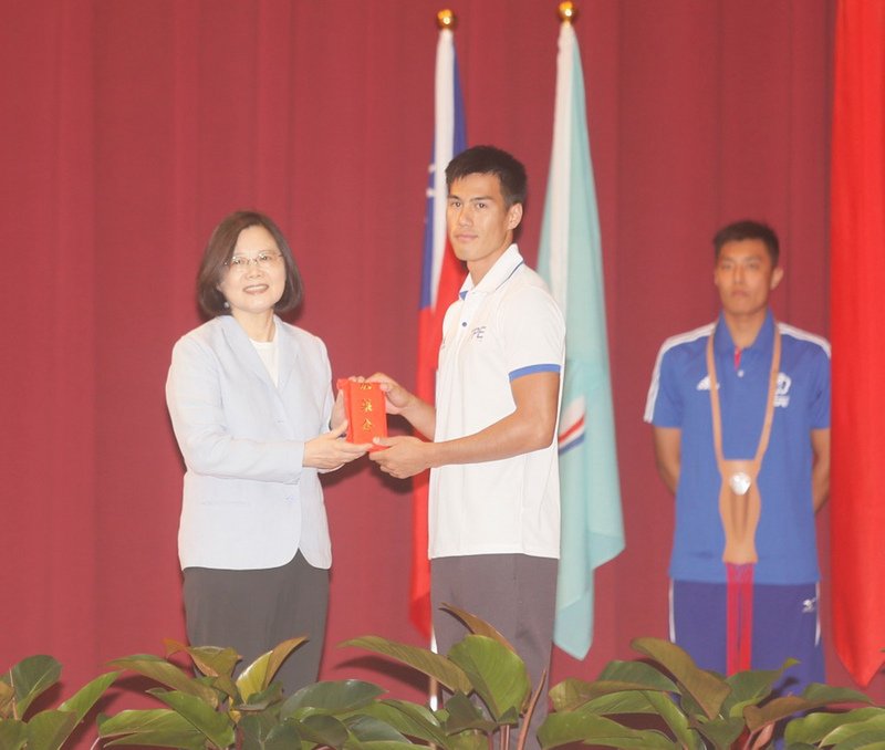Tổng thống Thái Anh Văn trao cờ cho Universiade Taipei kêu gọi bằng sức mạnh 100% bảo vệ sân nhà