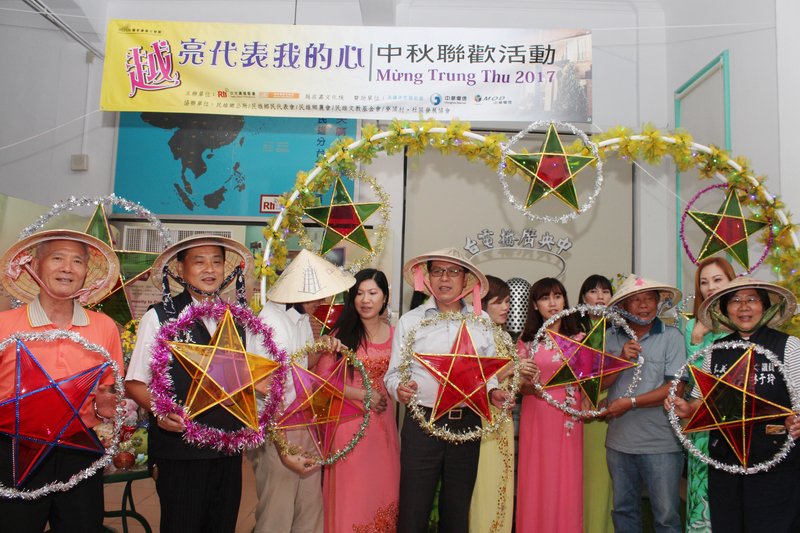 Tân di dân Việt Nam làm lồng đèn ngôi sao, đón chào Tết Trung Thu