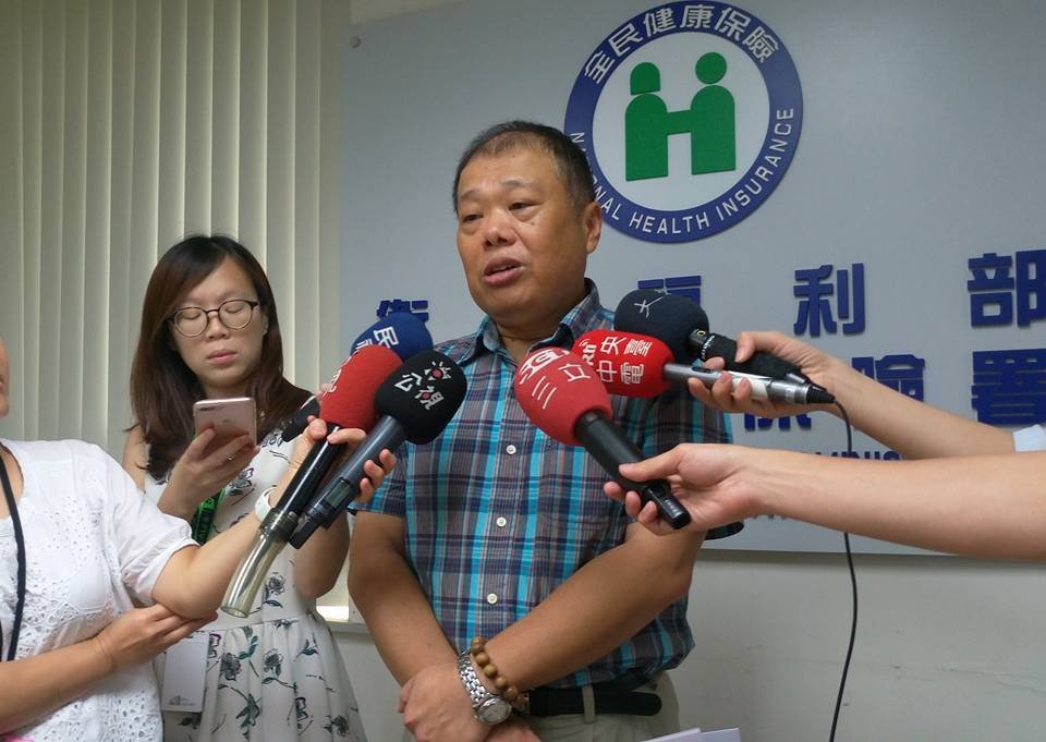 Bảo hiểm y tế giảm mức hoàn trả tiền điều trị bệnh tại hải ngoại.