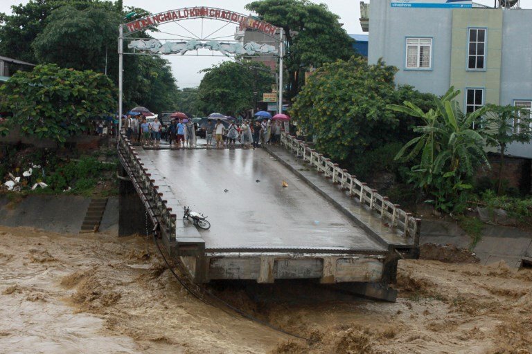 Lũ lớn ở Việt Nam làm cho 37 người chết và 40 người mất tích