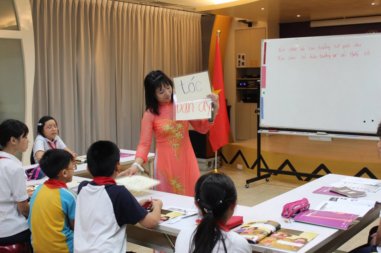 Ngôn ngữ của di dân mới được đưa vào môn học phải chọn, khởi động chương trình nghiên cứu tài liệu giáo khoa
