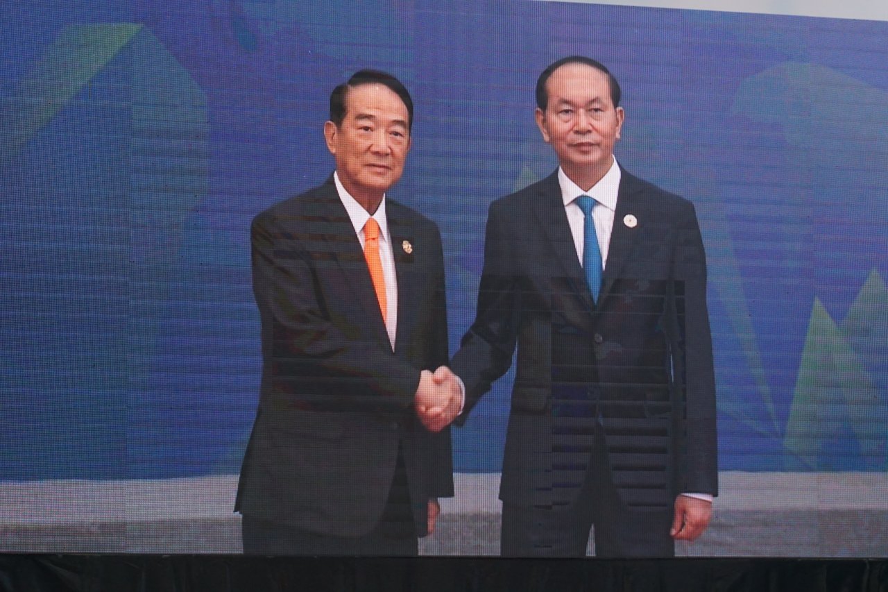 Tại APEC, Đại diện lãnh đạo hai bờ eo biển ông Tống Sở Du và ông Tập Cận Bình ít nhất có 2 lần chào hỏi trò chuyện APEC