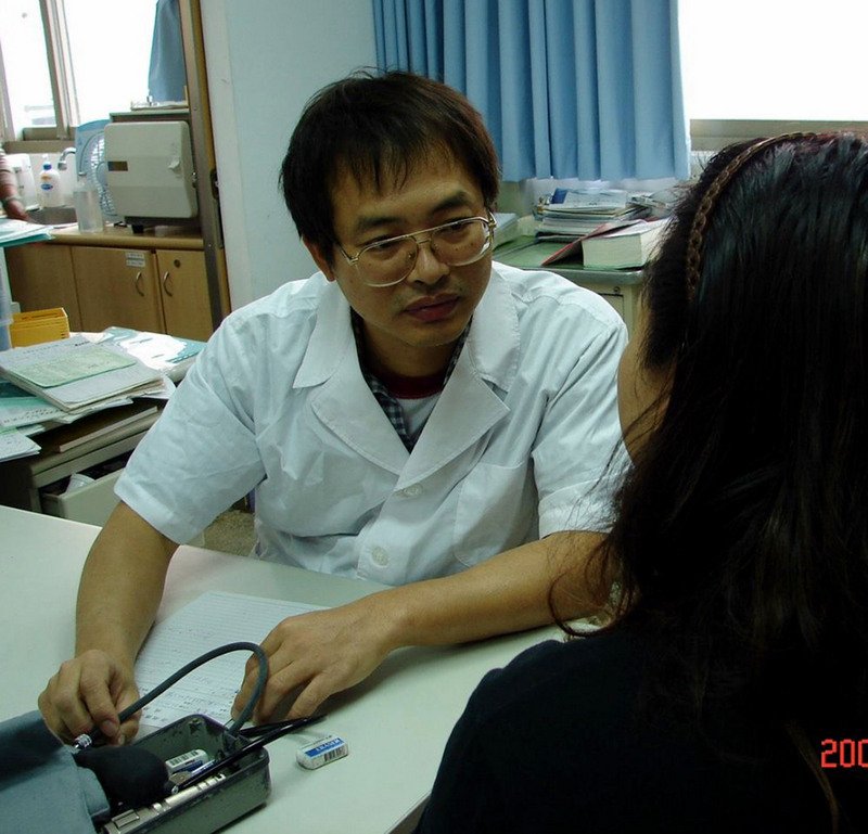 Đoàn bác sĩ Đài Loan sang khám bệnh miễn phí tại Việt Nam.