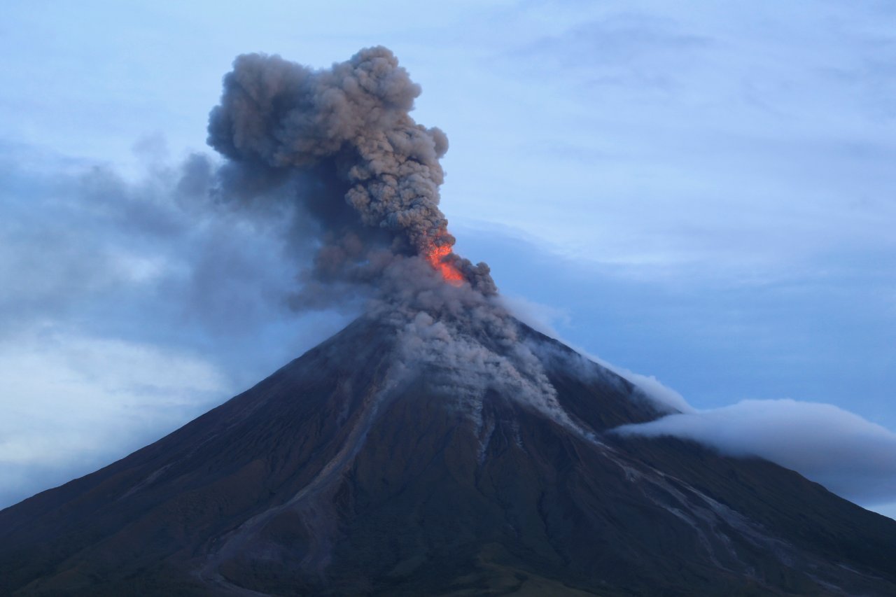 Hiện tượng núi lửa Mayon phun nham thạch trở thành điểm du lịch, cư dân địa phương mang tâm trạng buồn vui lẫn lộn