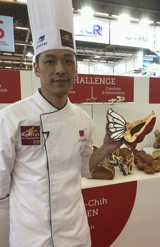 Trần Hữu Chí hết sức mình trong cuộc thi bánh mì ở Pháp để làm quà tặng cho vợ yêu