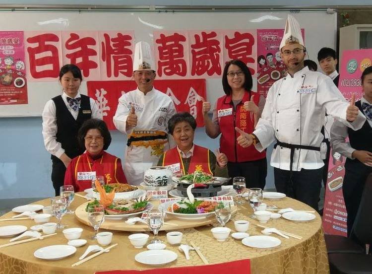 Quỹ Từ thiện Hoa Sơn tổ chức mừng Ngày của Mẹ cho các bậc cao niên đơn chiếc.