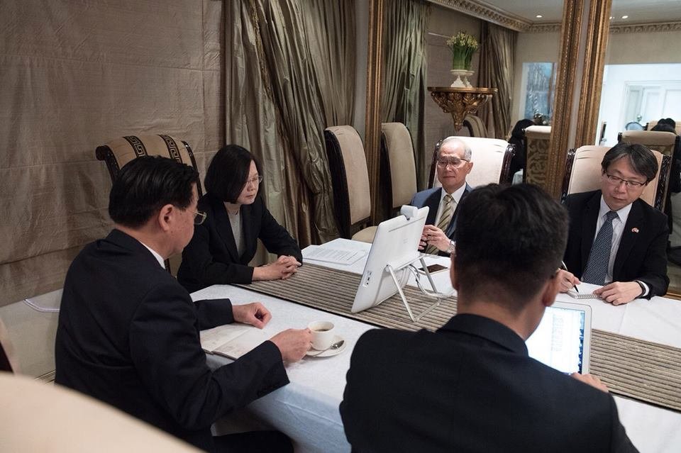 Tổng thống và các thủ trưởng tổ chức hội nghị trực tuyến để nắm bắt tình hình Trung Quốc tập trận