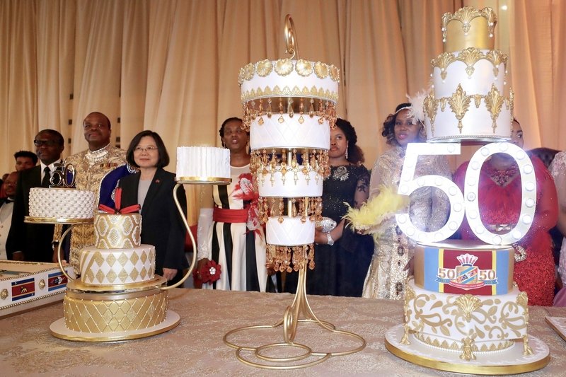 Vương quốc Swaziland chào mừng quốc khánh. TT Thái Anh Văn tiến vào hội trường trong tiếng hoan hô.