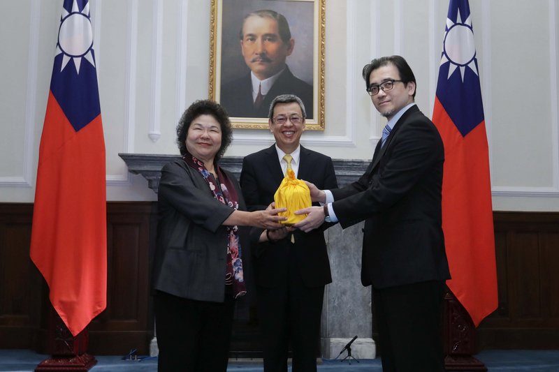 Chính thức nhậm chức Bí thư trưởng Phủ tổng thống. Trần Cúc : Sẽ cố hết sức mình hỗ trợ tổng thống