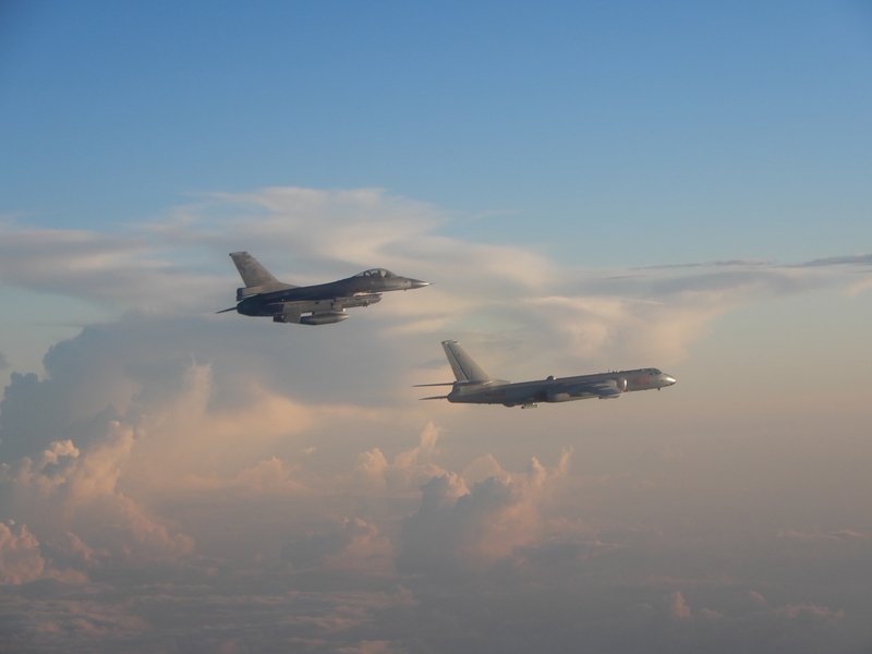 Bộ Tư lệnh không quân: Điều động F-16 theo dõi hoạt động của máy bay H6