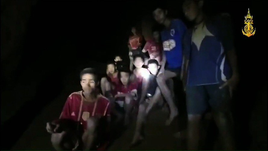Đội bóng trẻ Thái Lan bị kẹt trong hang động 11 ngày sẽ học cách bơi lặn để thoát thân ra ngoài