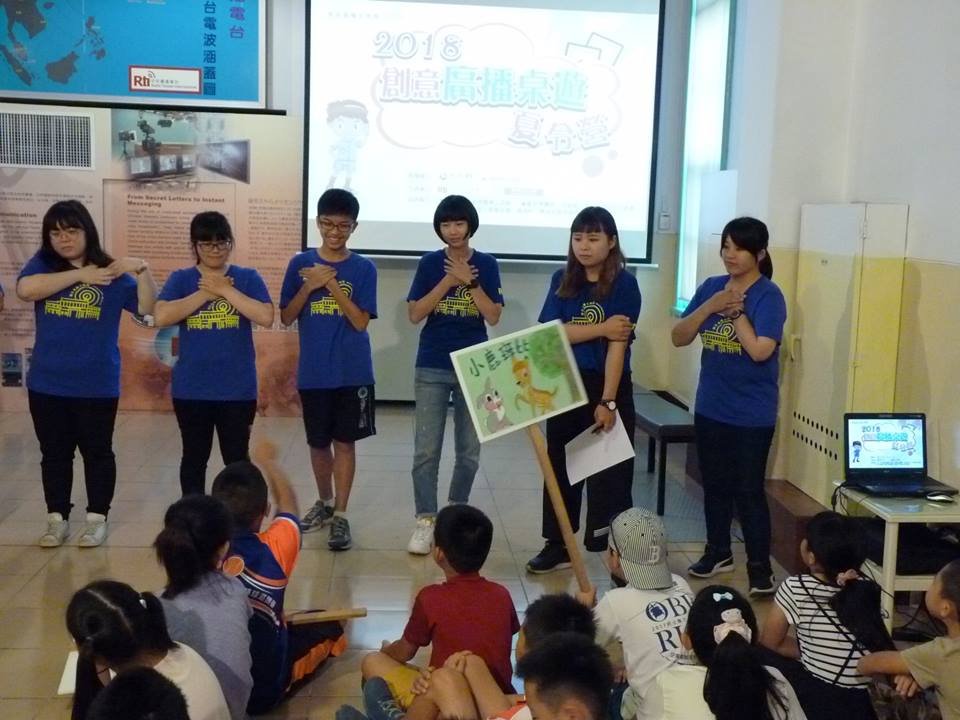 Chi nhánh Dân Hùng đài phát thanh RTi tổ chức trại hè thiếu nhi, trẻ em hóa thân thành phóng viên thực hiện Livestream