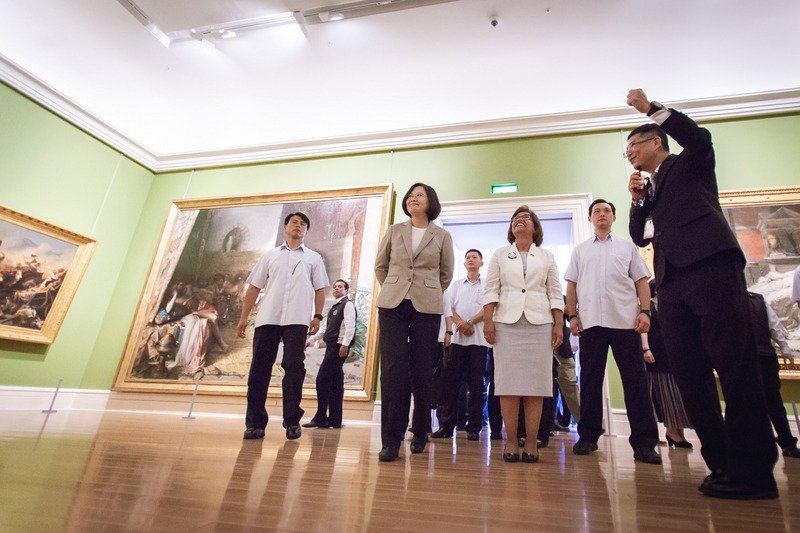 Tổng thống Thái Anh Văn cùng Tổng thống Hilda C. Heine đến tham quan Bảo tàng Kỳ Mỹ.