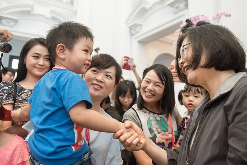 Ngày Gia đình Phủ tổng thống, tổng thống nhân cơ hội tuyên truyền chế độ trợ cấp giữ trẻ