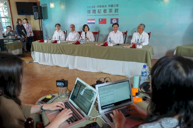 Tổng thống Thái Anh Văn trình bày về thành quả của chuyến công du nước ngoài