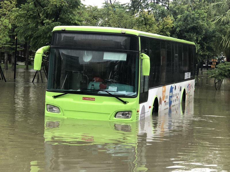 Áp thấp nhiệt đới khiến nhiều nơi bị ngập nặng, thủ tướng chỉ đạo toàn lực cứu hộ