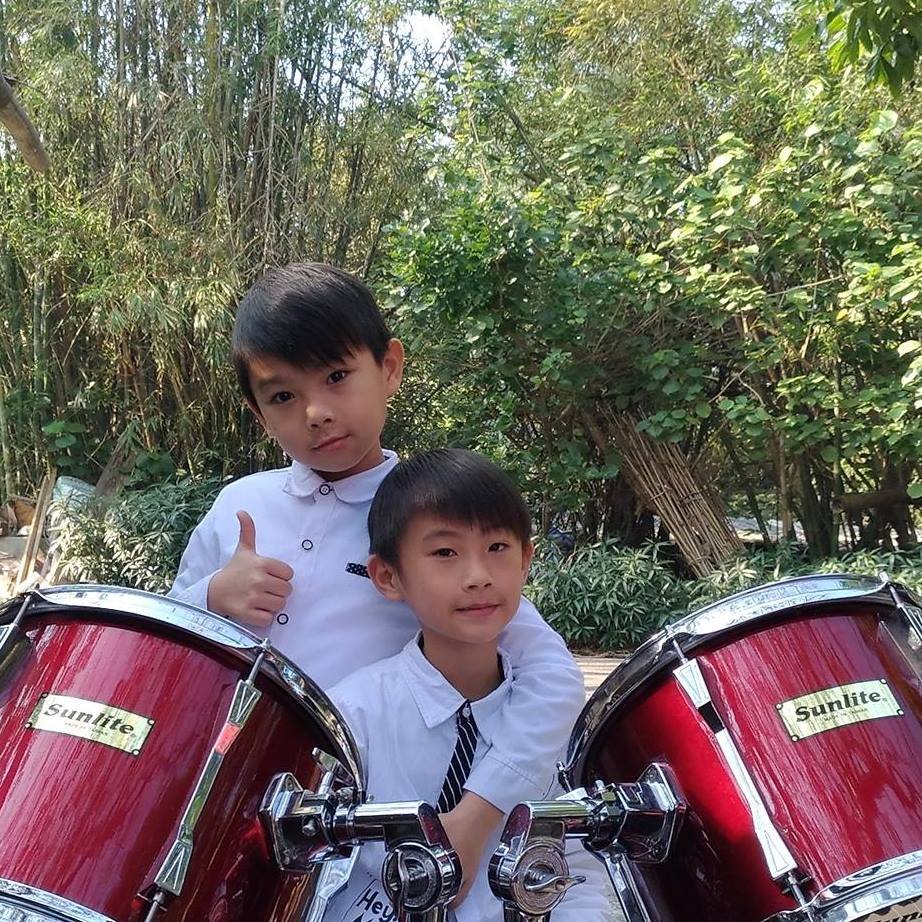 Cặp anh em nhí biệt tài chơi trống Jazz được cấp 5 chứng nhận nghệ sĩ đường phố