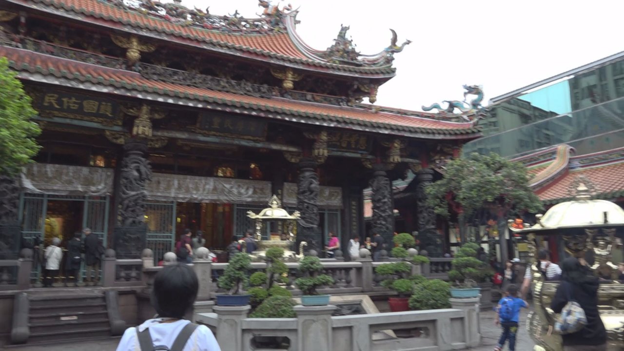Trùng tu 6 cánh cửa có hình các Thần giữ cửa Long Sơn Tự.