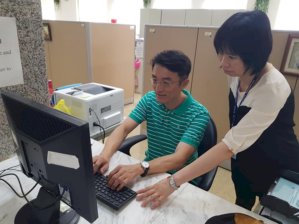 Miễn xếp hàng, du học sinh Hoa kiều được làm thủ tục thẻ cư trú trực tuyến