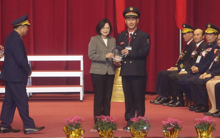Tổng thống Thái Anh Văn tham dự Lễ kỷ niệm 73 năm ngày thành lập trường Cao đẳng Cảnh sát, hứa sẽ tăng cường đảm bảo phúc lợi y tế
