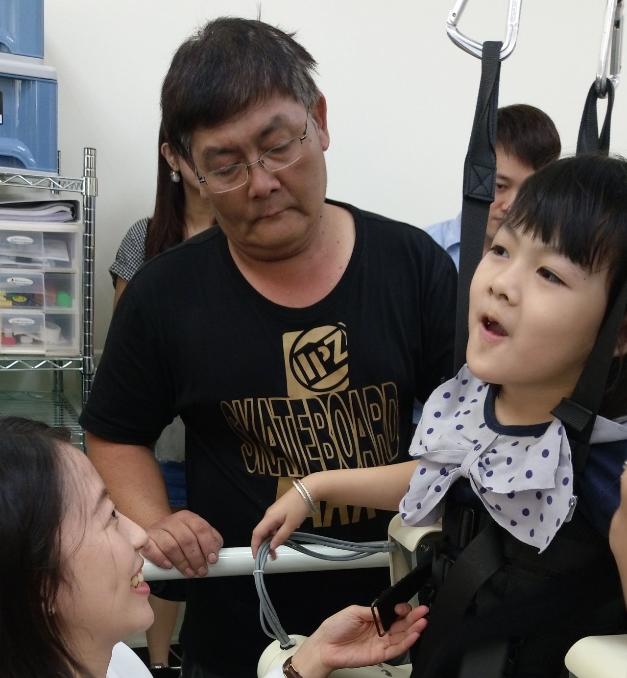 Học đi theo người máy, bệnh nhi bại não 9 tuổi tạo một bước đi đầu tiên trong đời