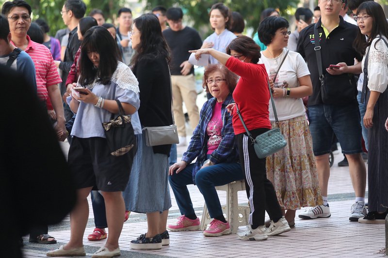 Cử tri xếp hàng rồng rắn tại các điểm bỏ phiếu, xảy ra một vài trường hợp xé bỏ phiếu bầu