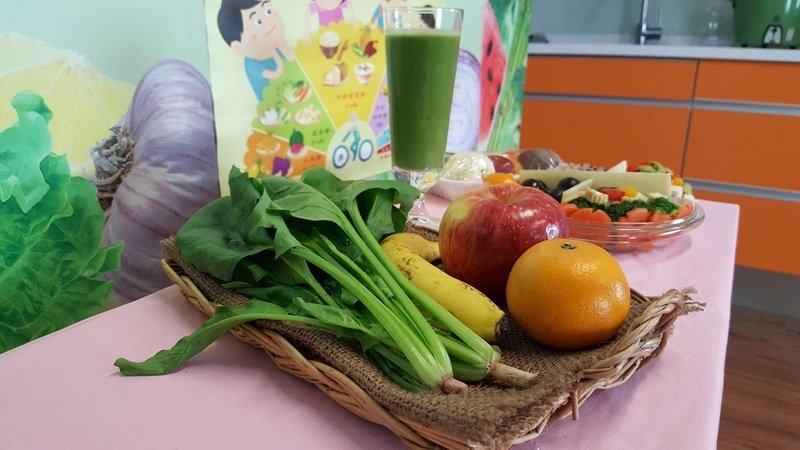 Thực phẩm Tết chứa nhiều dầu mỡ và nhiều muối. WHO kiến nghị nên ăn nhiều rau quả