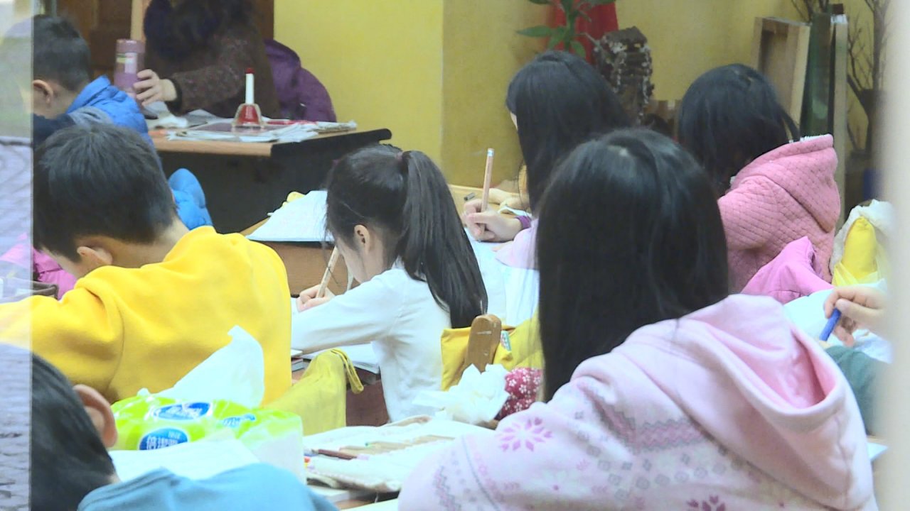 Kêu không dậy, quấy khóc, coi chừng trẻ mắc hội chứng khai giảng.