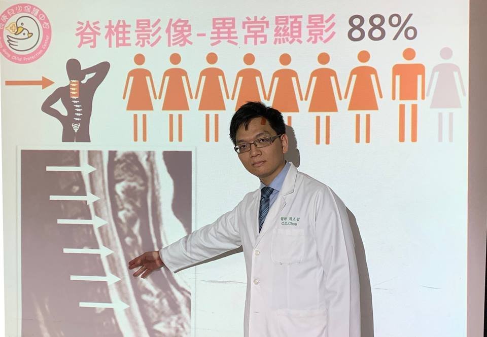 Bác sĩ cảnh báo: Thanh thiếu niên lạm dụng khí gây cười sẽ bị di chứng.