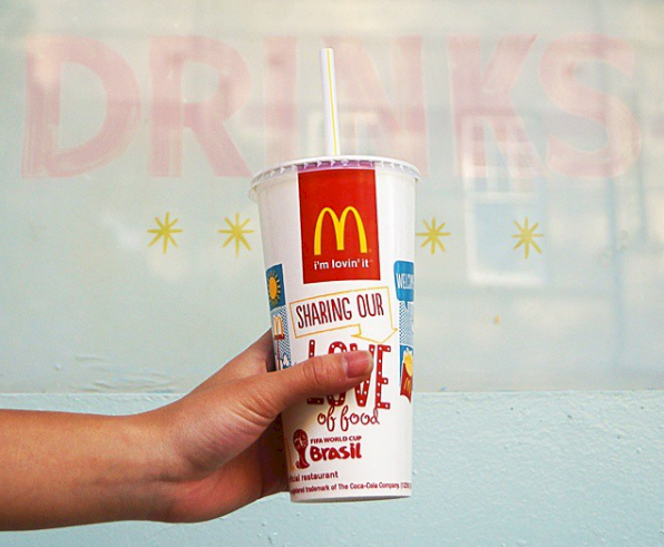 McDonald's cấm sử dụng ống hút nhựa, thức uống lạnh có thể uống  trực tiếp từ nắp ly