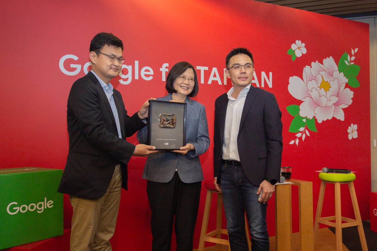 Tổng thống Thái Anh Văn thăm trụ sở Google tại Đài Loan, khuyến khích nhân viên hãy quan tâm nhiều đến nền chính trị dân chủ