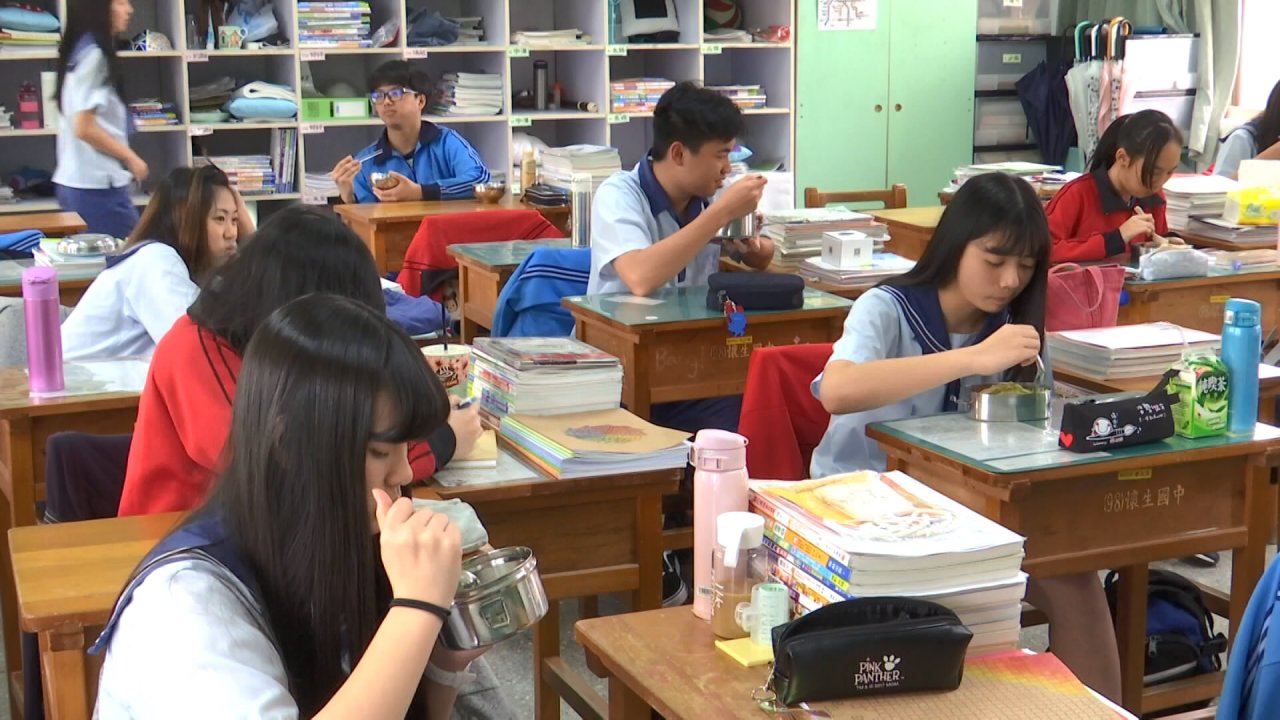 Có hơn 200.000 học sinh nhẹ cân do thiếu chất đạm và canxi.