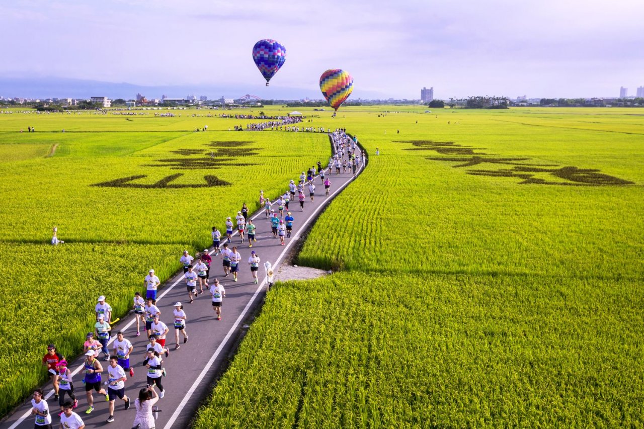 Hoạt động đi xe đạp trên “Con đường nhỏ xinh đẹp” giữa những cánh đồng lúa xanh ngát tại Xã Đông Sơn- Huyện Nghi Lan