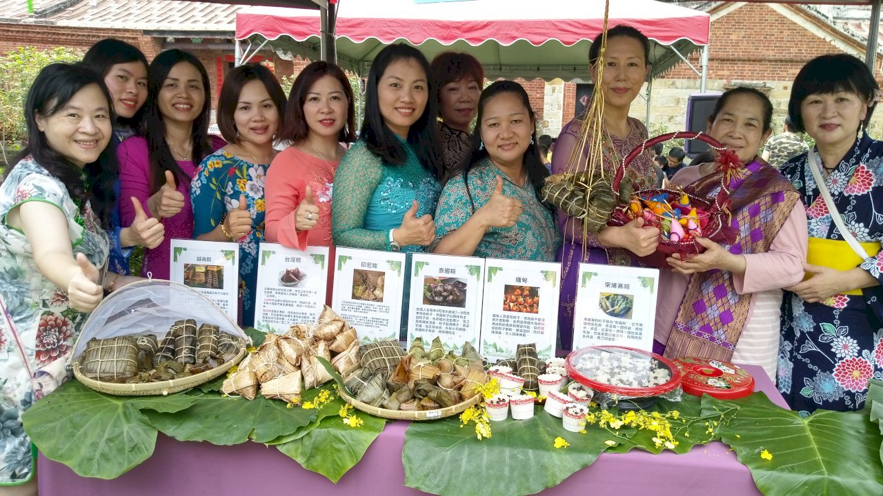 Phủ họ Lý ở Lô Châu phát một ngàn chiếc bánh ú vào dịp Tết Đoan Ngọ, tân di dân 8 nước cùng cùng giới thiệu về bánh của quê hương