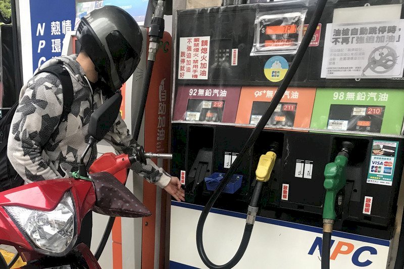 CPC: Bắt đầu từ ngày mai (17/6), giá các loại xăng dầu sẽ tăng 0.1 tệ/ lít